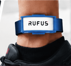 Tag RUFUS M8 Clip azul colocado en el tobillo con una banda