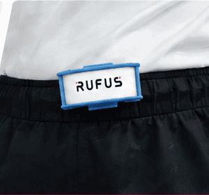 Tag RUFUS M8 Clip azul colocado en el pantalón de un atleta
