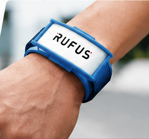 Tag RUFUS M8 Clip azul colocado en la muñeca con una banda